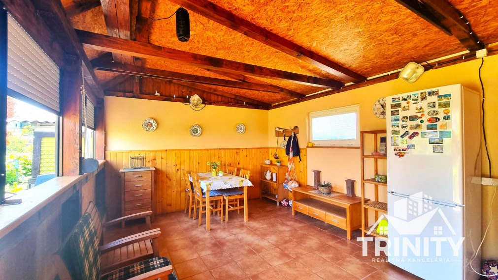 Na predaj moderne zrekonštruovaný 3-izbový byt so záhradou a garážou v meste Nové Zámky