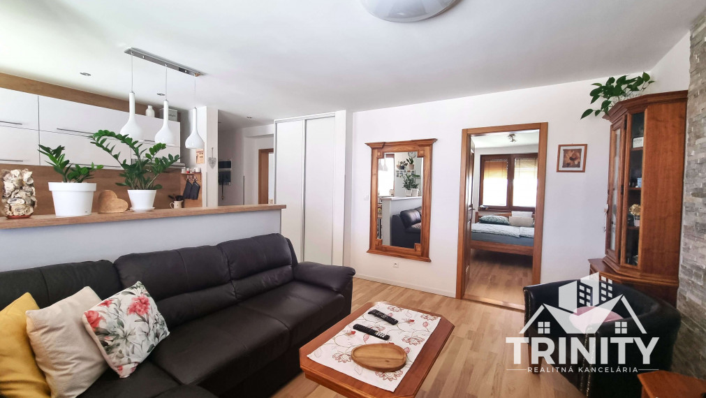 Na predaj moderne zrekonštruovaný 3-izbový byt so záhradou a garážou v meste Nové Zámky