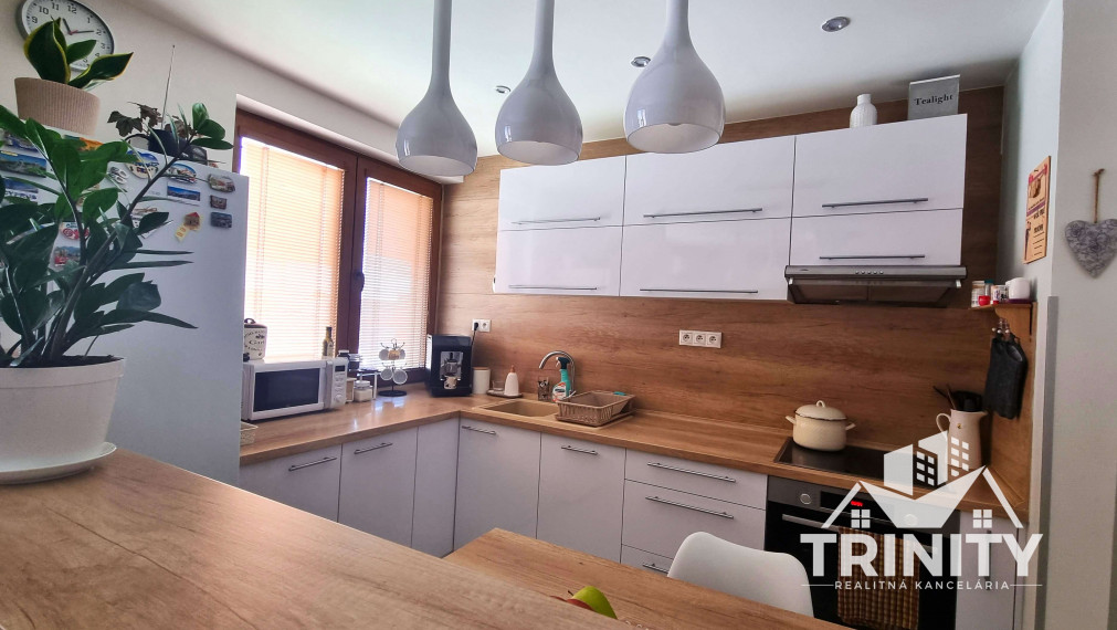 Na predaj moderne zrekonštruovaný 3-izbový byt so záhradou a garážou v meste Nové Zámky