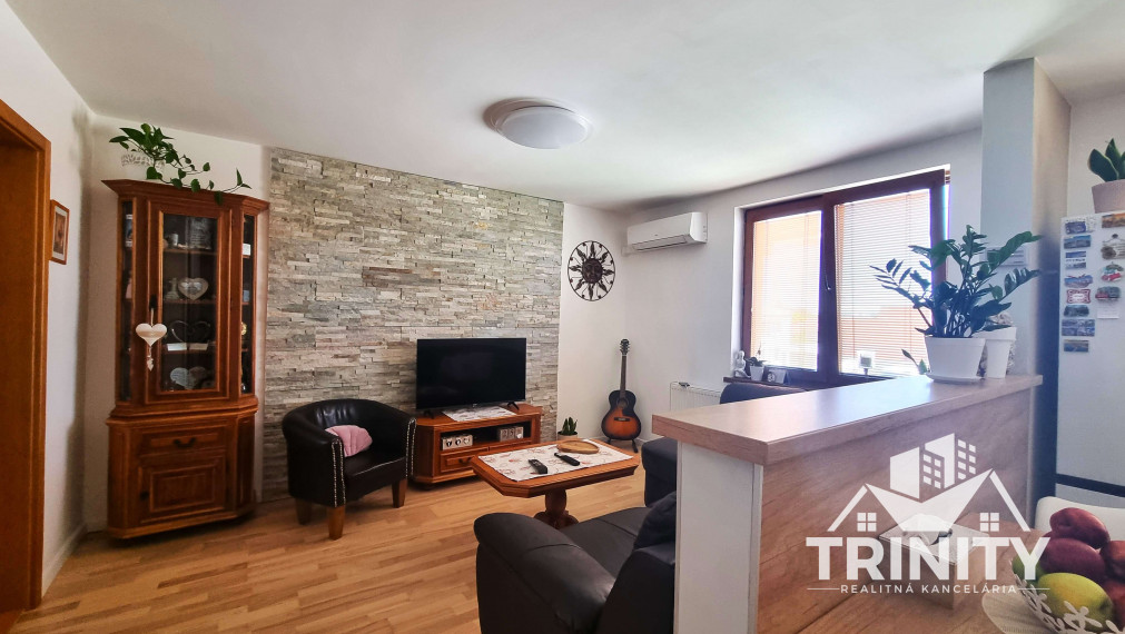 Na predaj moderne zrekonštruovaný 3-izbový byt so záhradou a garážou v meste Nové Zámky