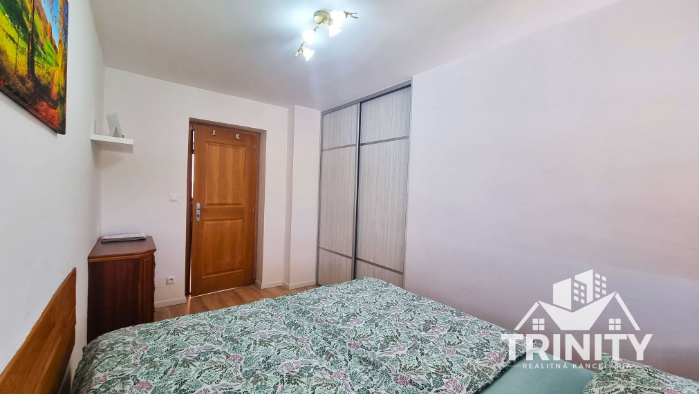 Na predaj moderne zrekonštruovaný 3-izbový byt so záhradou a garážou v meste Nové Zámky