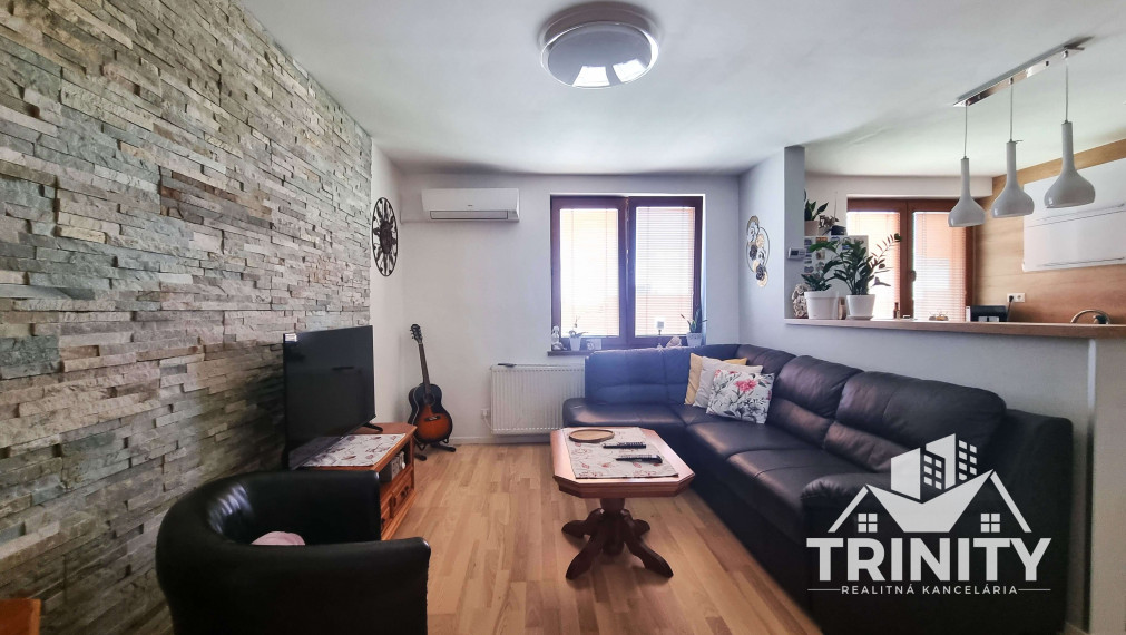 Na predaj moderne zrekonštruovaný 3-izbový byt so záhradou a garážou v meste Nové Zámky