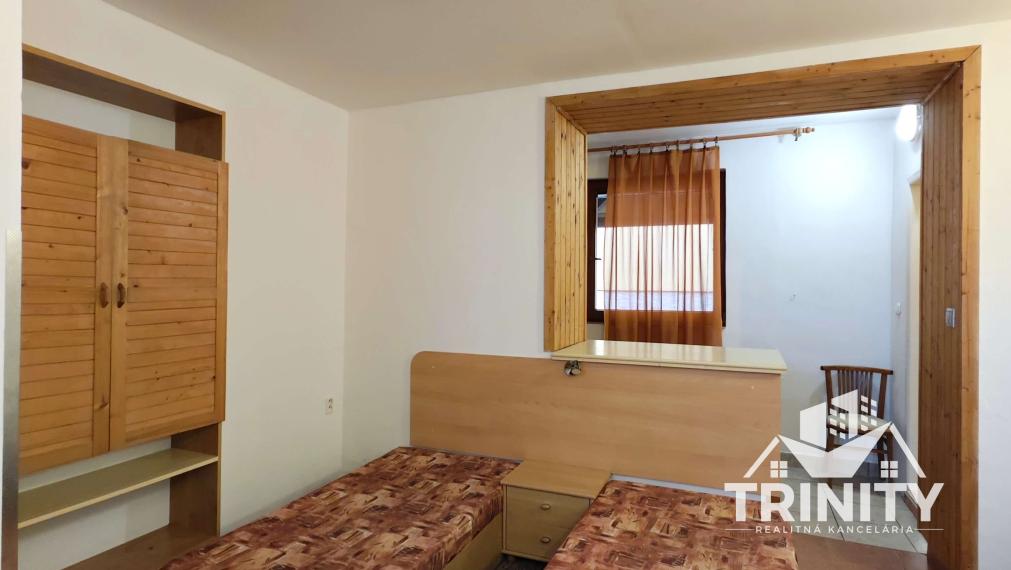 Na predaj podlažný a priestranný penzión v obci Podhájska