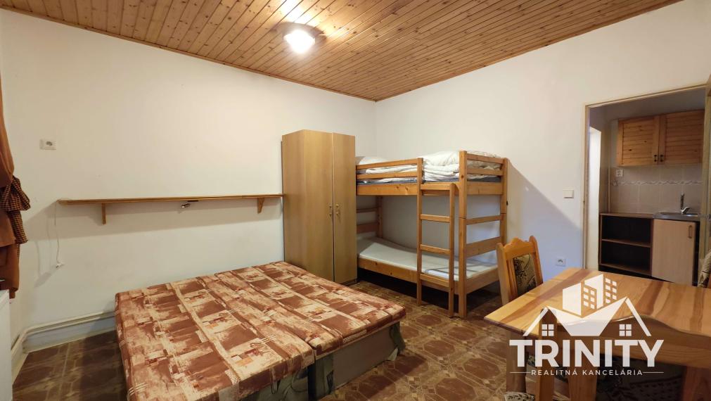 Na predaj podlažný a priestranný penzión v obci Podhájska