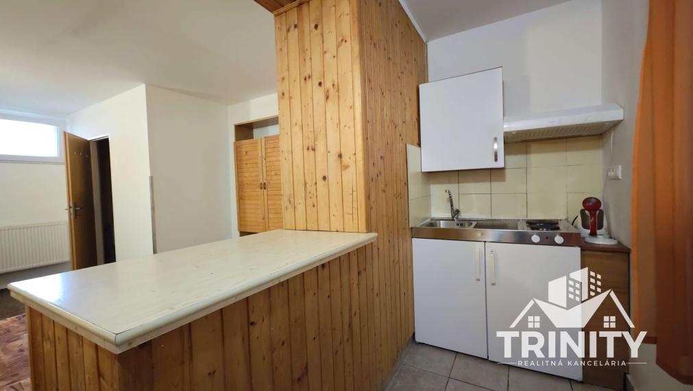 Na predaj podlažný a priestranný penzión v obci Podhájska