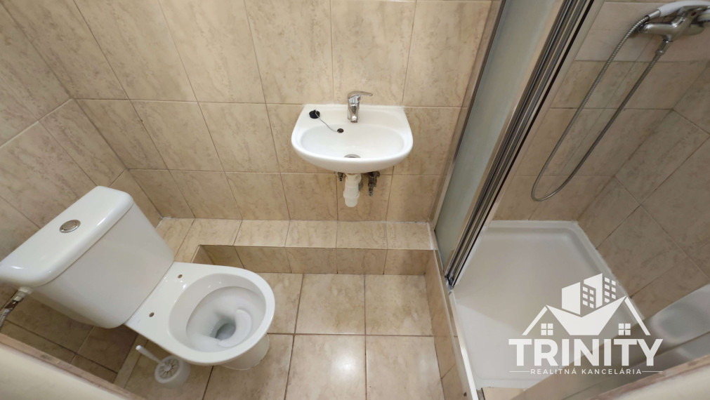 Na predaj podlažný a priestranný penzión v obci Podhájska