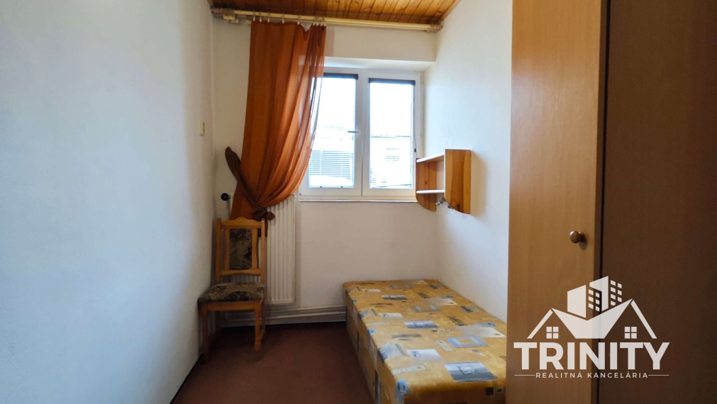 Na predaj podlažný a priestranný penzión v obci Podhájska