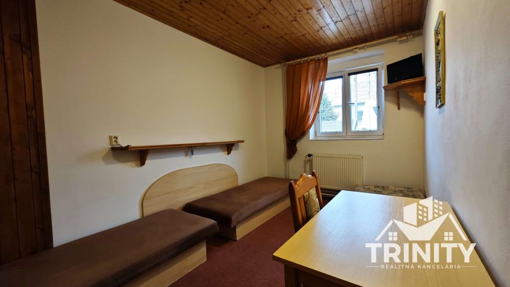 Na predaj podlažný a priestranný penzión v obci Podhájska