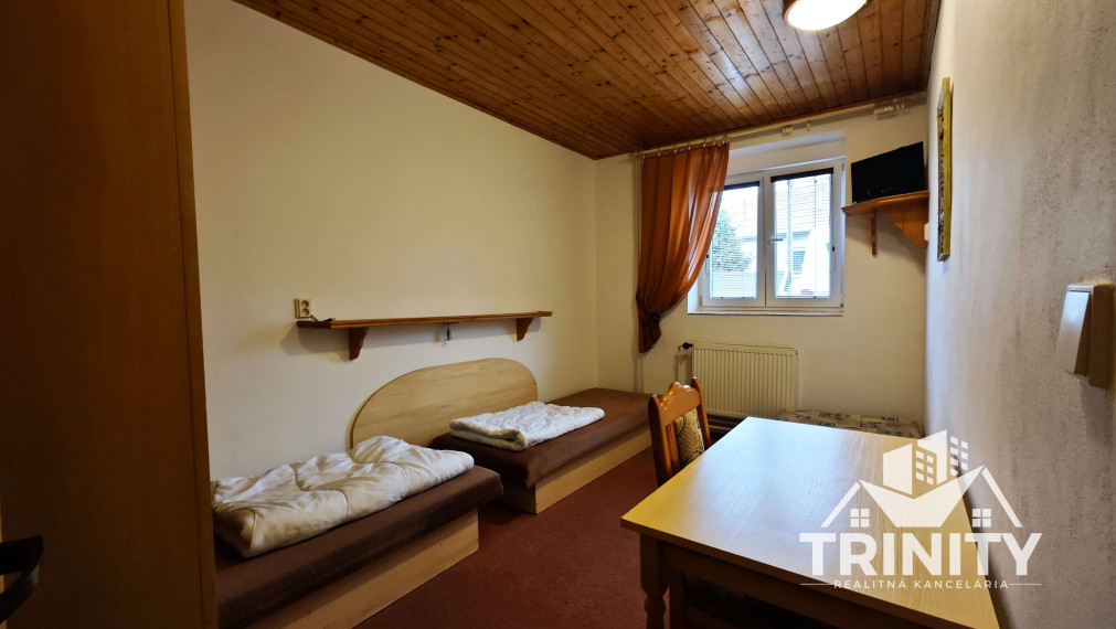 Na predaj podlažný a priestranný penzión v obci Podhájska