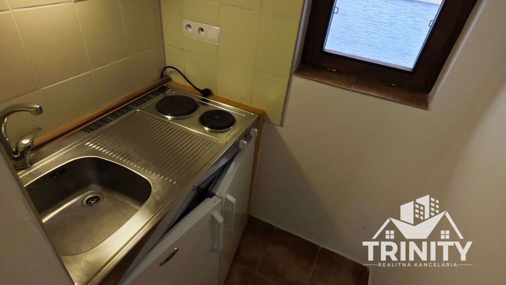 Na predaj podlažný a priestranný penzión v obci Podhájska