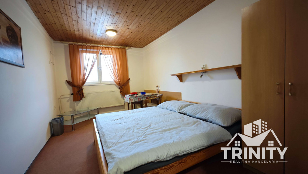 Na predaj podlažný a priestranný penzión v obci Podhájska