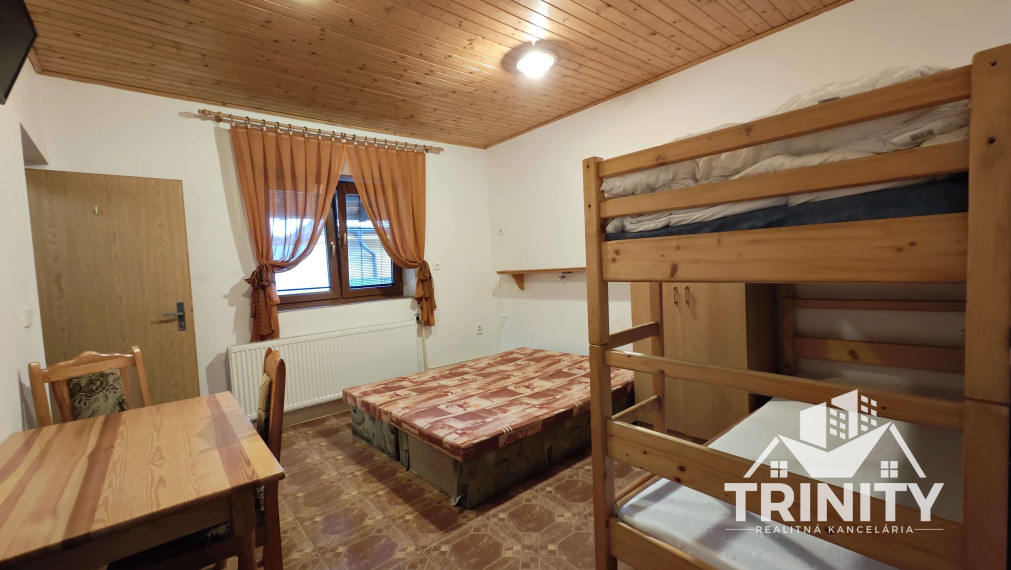 Na predaj podlažný a priestranný penzión v obci Podhájska