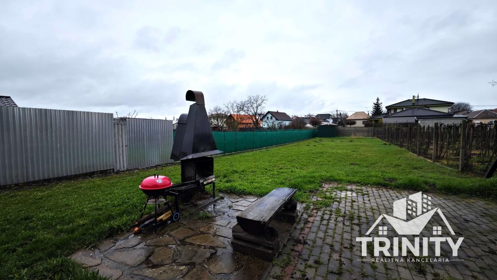 Na predaj podlažný a priestranný penzión v obci Podhájska