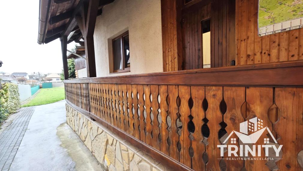 Na predaj podlažný a priestranný penzión v obci Podhájska