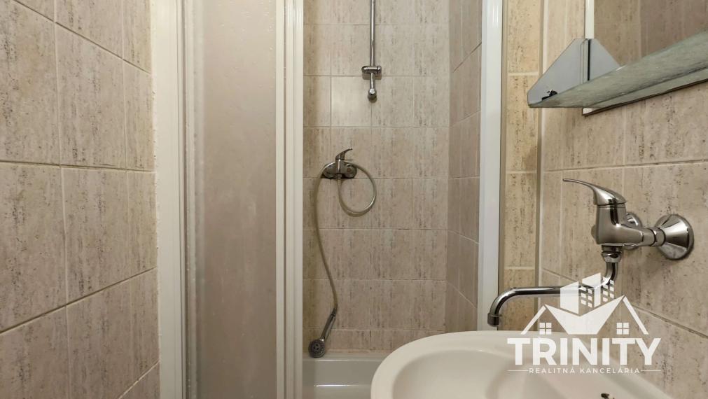 Na predaj podlažný a priestranný penzión v obci Podhájska