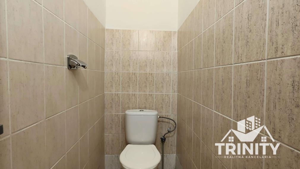 Na predaj podlažný a priestranný penzión v obci Podhájska