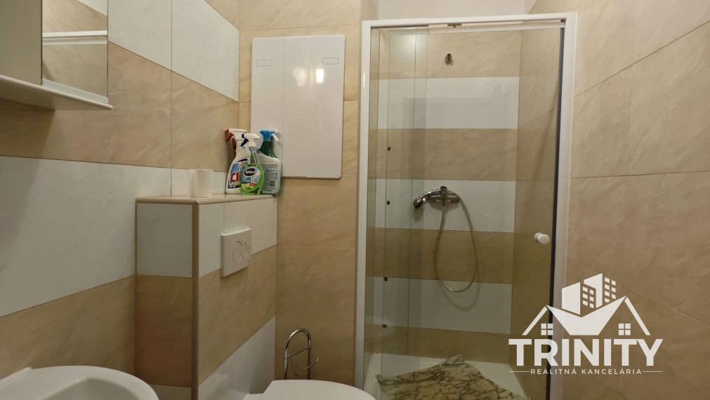 Na predaj zariadený apartmán v obci Podhájska