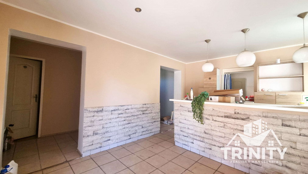 Na predaj budova so zastrešenou terasou v obci Pribeta