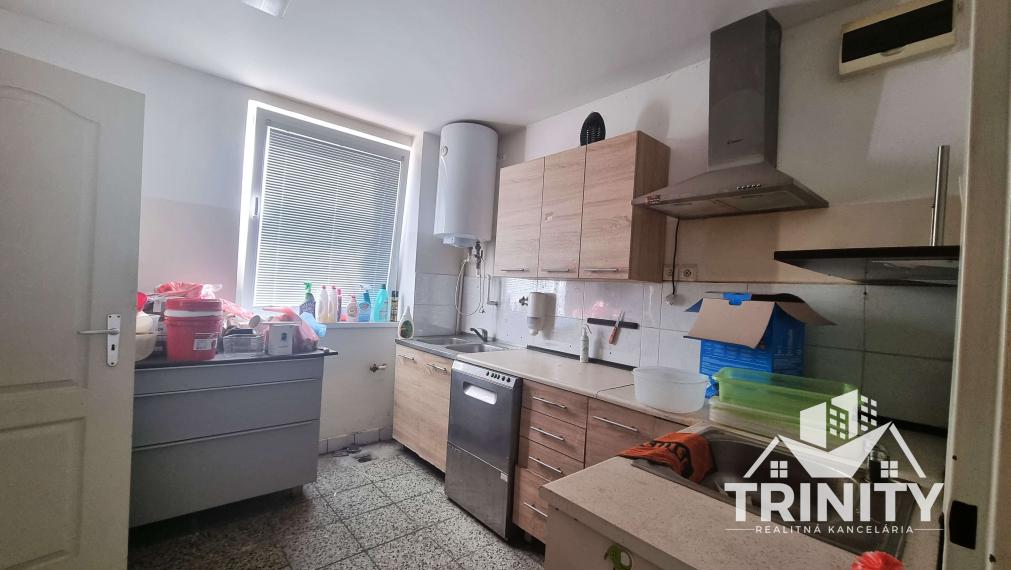 Na predaj budova so zastrešenou terasou v obci Pribeta