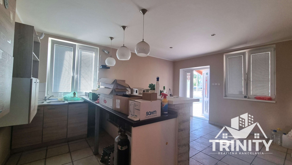 Na predaj budova so zastrešenou terasou v obci Pribeta