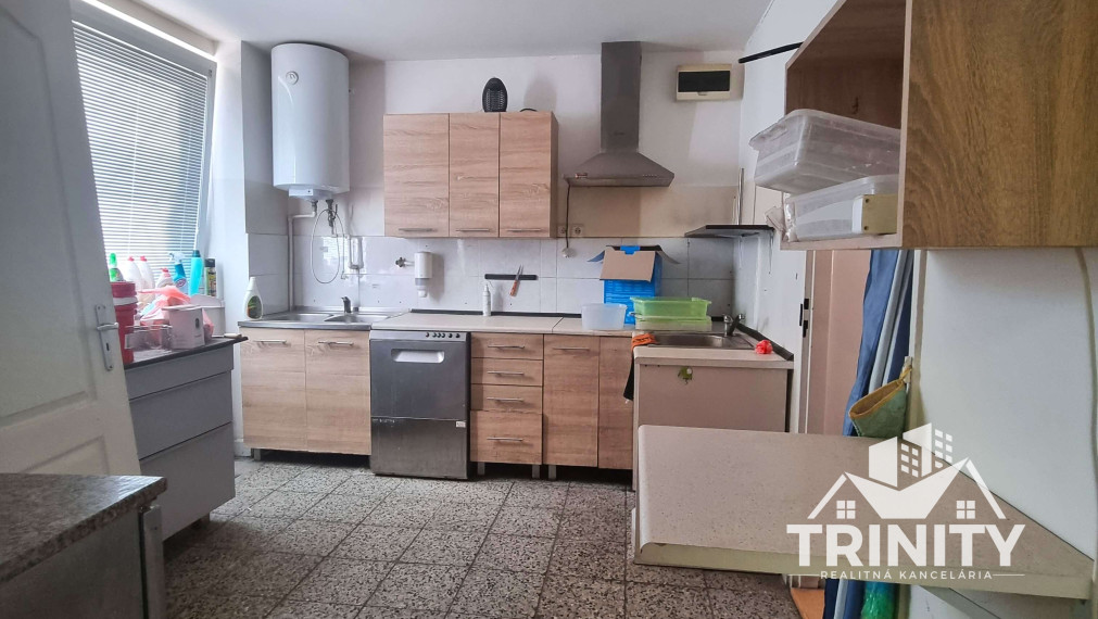 Na predaj budova so zastrešenou terasou v obci Pribeta