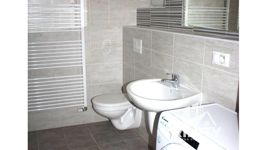 Prenájom 3-izbového bytu s balkónom na Andovskej ulici v meste Nové Zámky