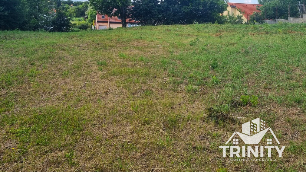 Výhradne - Na predaj lukratívny stavebný pozemok v obci Radava