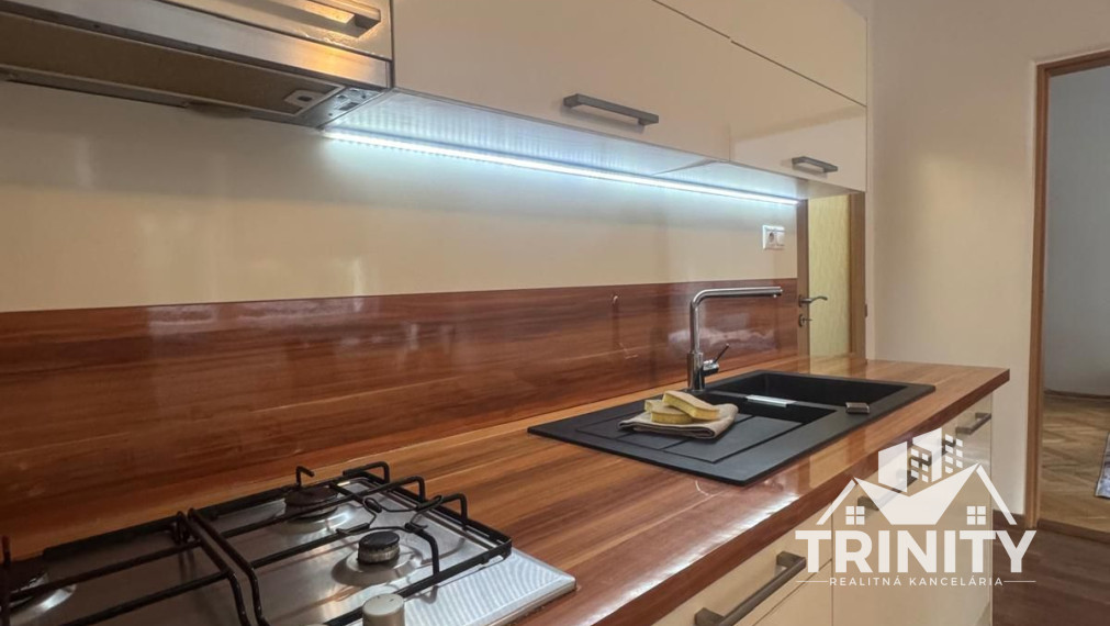 Na prenájom 1-izbový byt neďaleko stanice v Nových Zámkoch