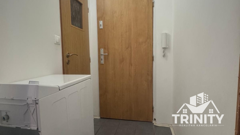 Na prenájom 1-izbový byt neďaleko stanice v Nových Zámkoch