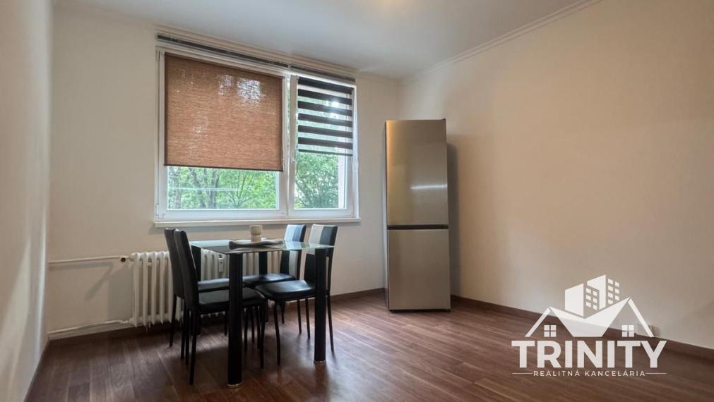 Na prenájom 1-izbový byt neďaleko stanice v Nových Zámkoch