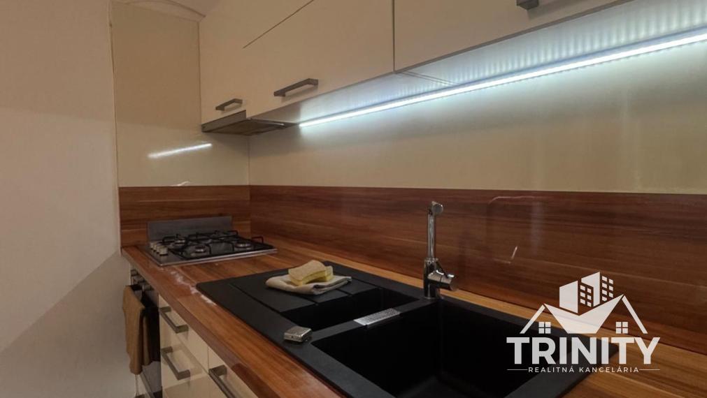 Na prenájom 1-izbový byt neďaleko stanice v Nových Zámkoch