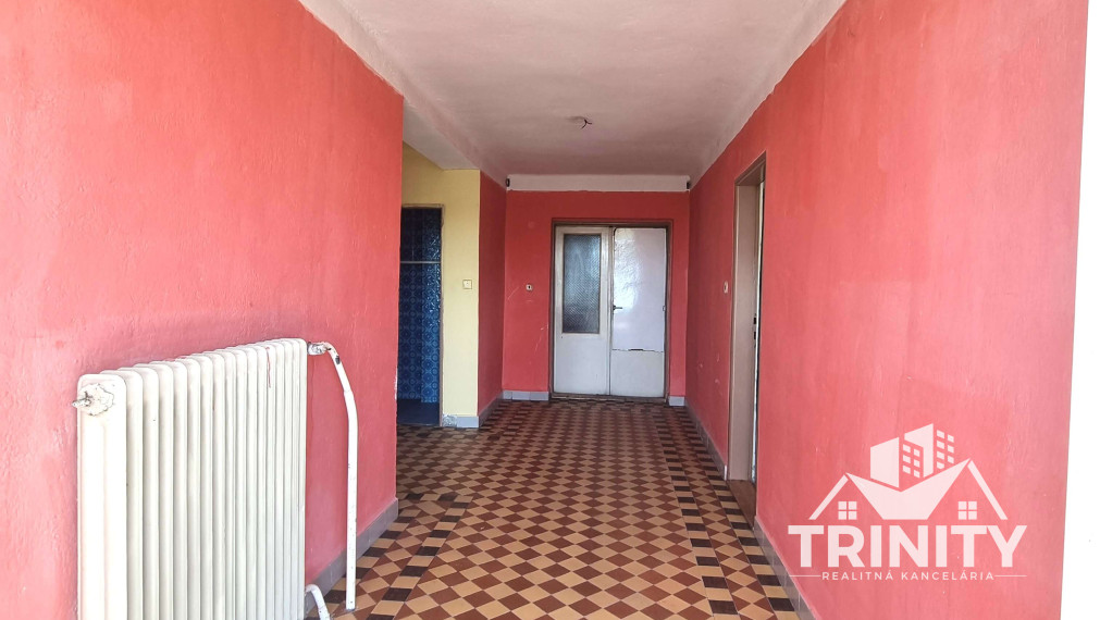 Na predaj 7-izbový rodinný dom s garážou v obci Bánov