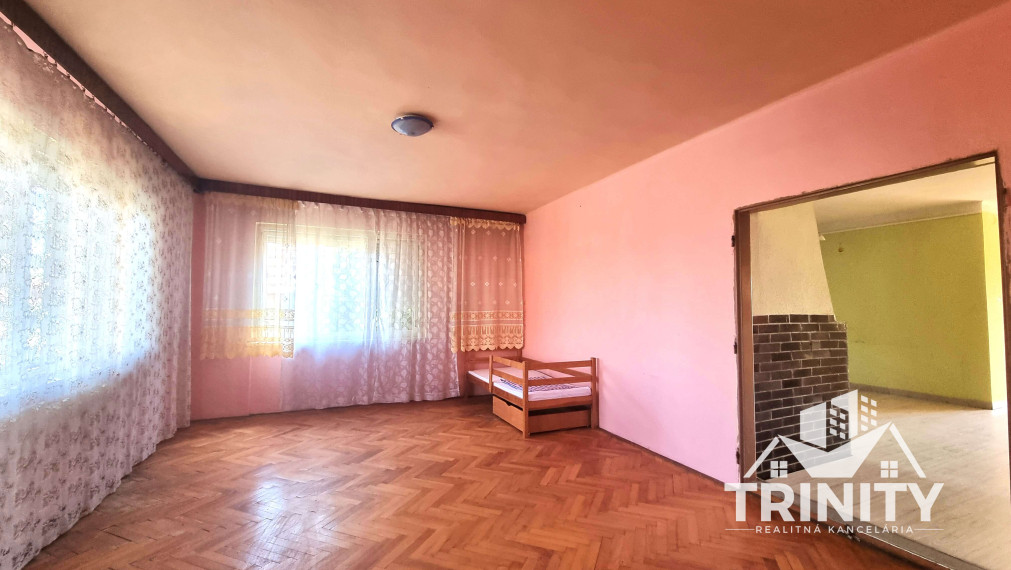 Na predaj 7-izbový rodinný dom s garážou v obci Bánov