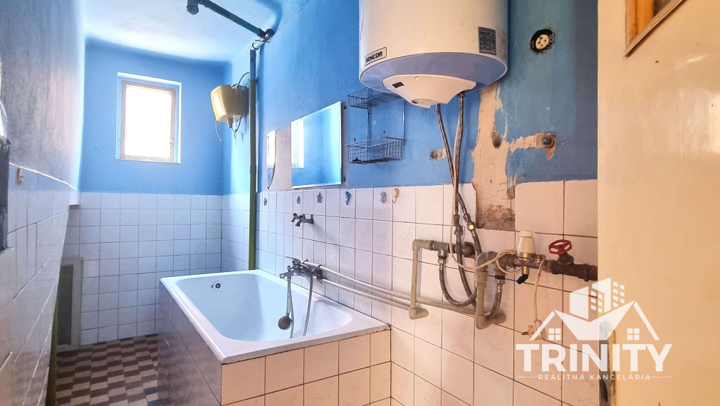 Na predaj 7-izbový rodinný dom s garážou v obci Bánov