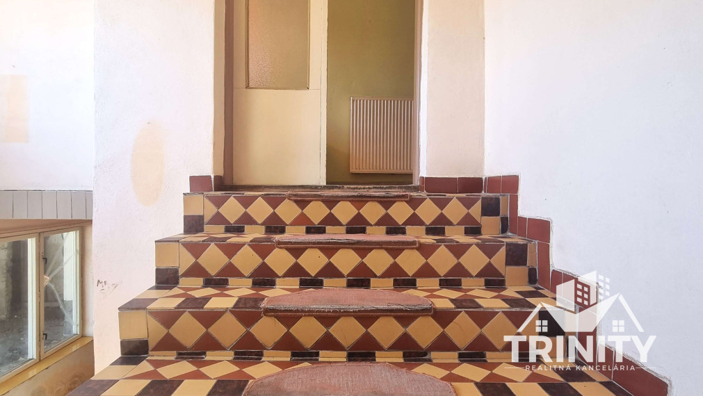 Na predaj 7-izbový rodinný dom s garážou v obci Bánov