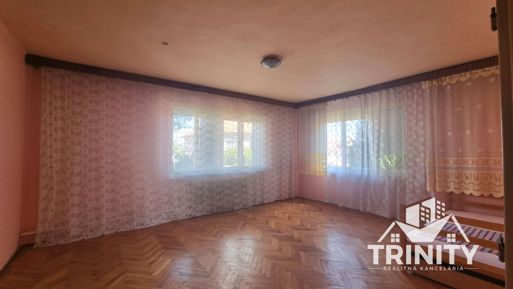 Na predaj 7-izbový rodinný dom s garážou v obci Bánov