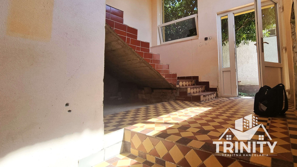 Na predaj 7-izbový rodinný dom s garážou v obci Bánov