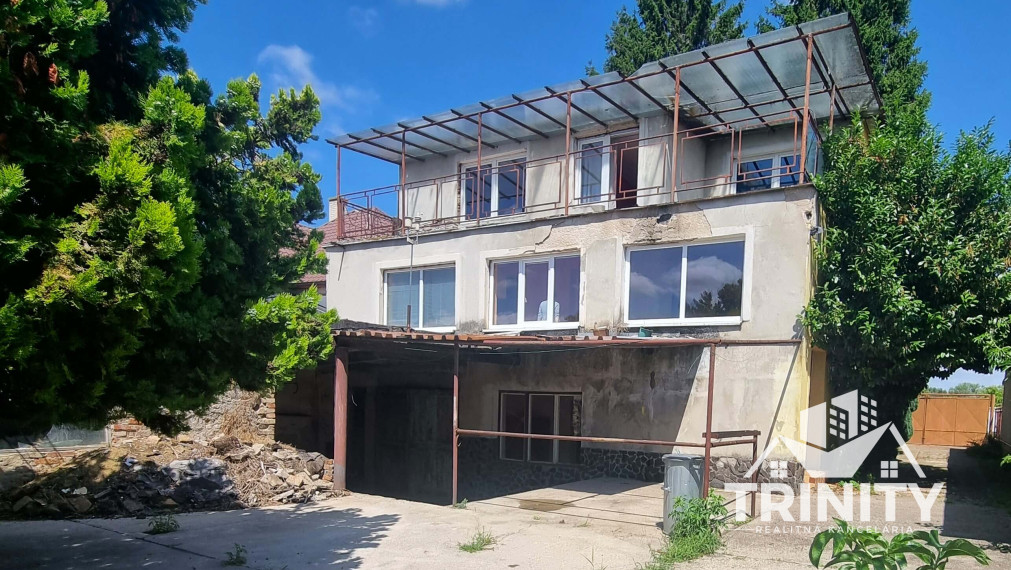 Na predaj 7-izbový rodinný dom s garážou v obci Bánov