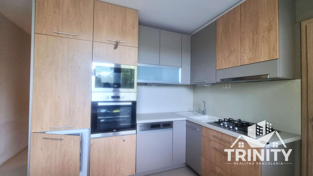 Na prenájom zariadený tehlový 2-izbový byt s balkónom v meste Nové Zámky