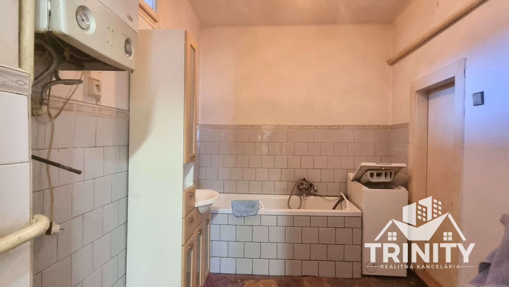 Na predaj 3-izbový podkrovný rodinný dom s garážou v meste Nové Zámky