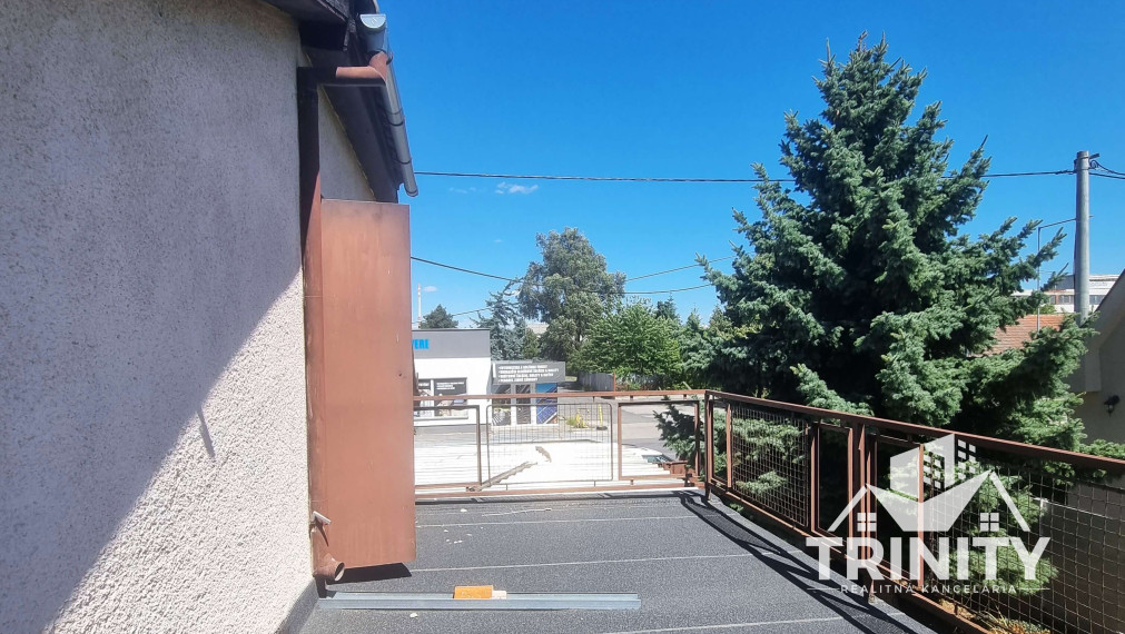 Na predaj 3-izbový podkrovný rodinný dom s garážou v meste Nové Zámky