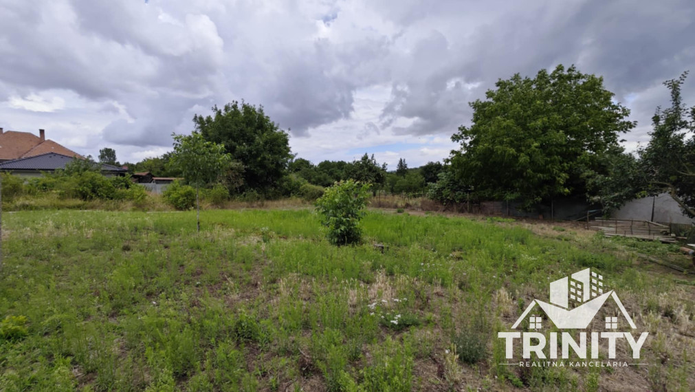 Na predaj stavebný pozemok v obci Trávnica