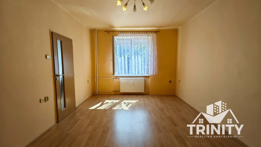 Na predaj 2-izbový tehlový byt v centre mesta Nových Zámkov