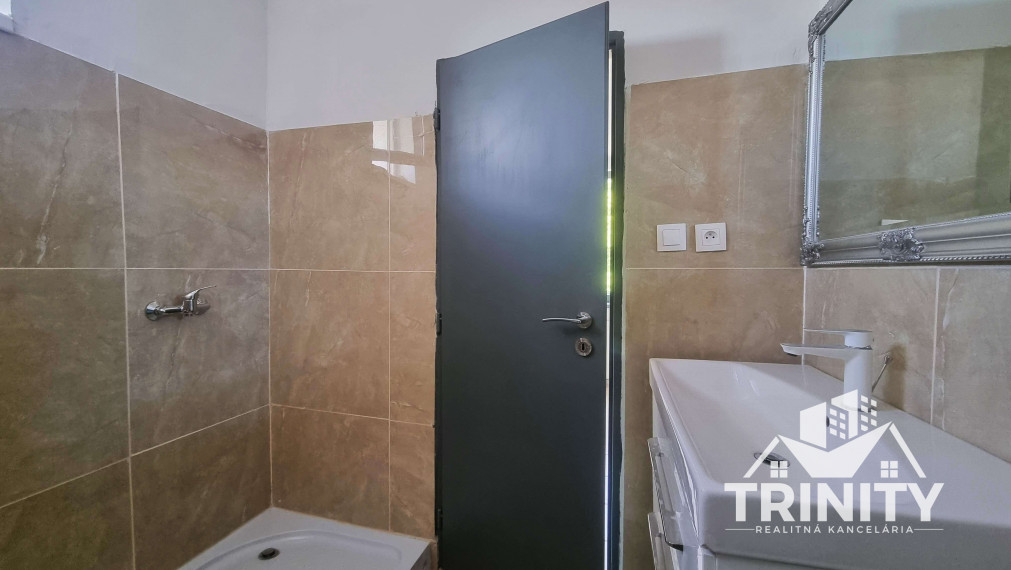 Na predaj dvojgeneračný rodinný dom v obci Jasová