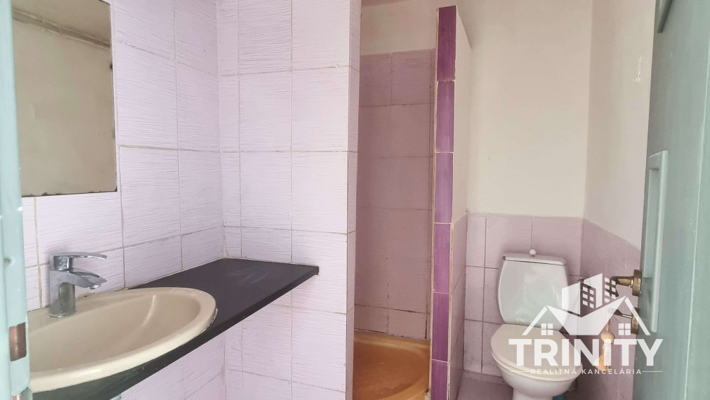 Na predaj dvojgeneračný rodinný dom v obci Jasová