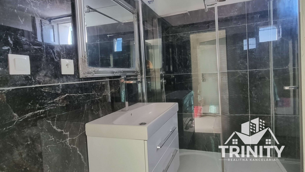 Na predaj dvojgeneračný rodinný dom v obci Jasová