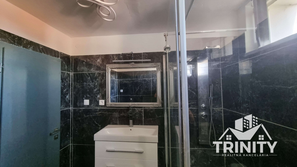 Na predaj dvojgeneračný rodinný dom v obci Jasová