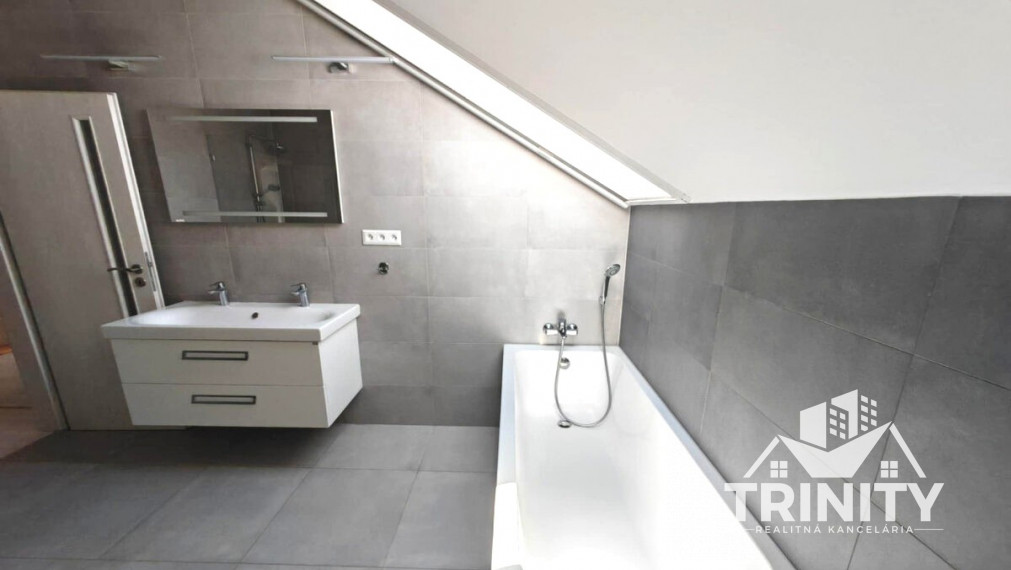 Na prenájom luxusný 3 izbový byt s dvomi balkónmi v centre mesta Nové Zámky