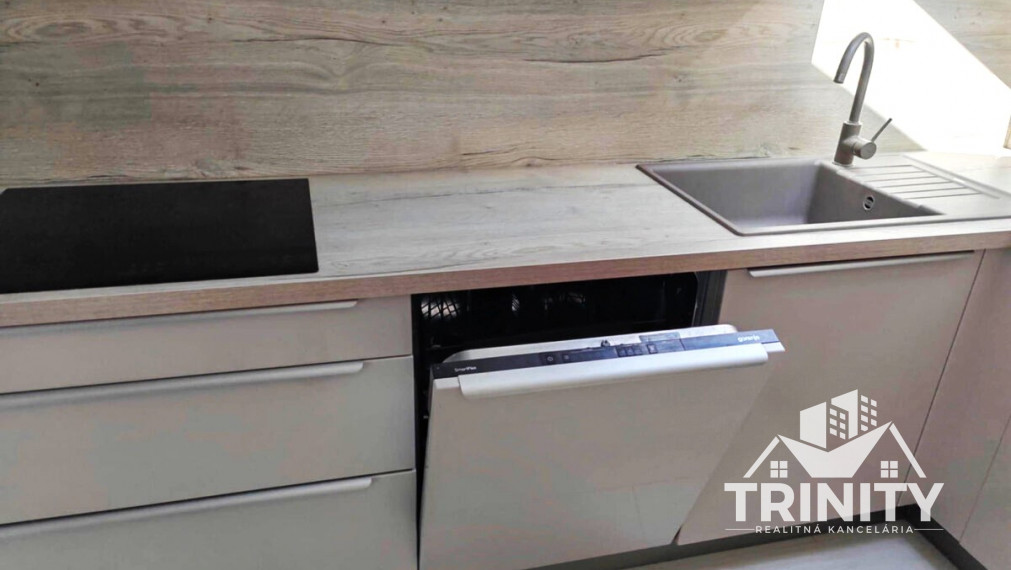 Na prenájom luxusný 3 izbový byt s dvomi balkónmi v centre mesta Nové Zámky