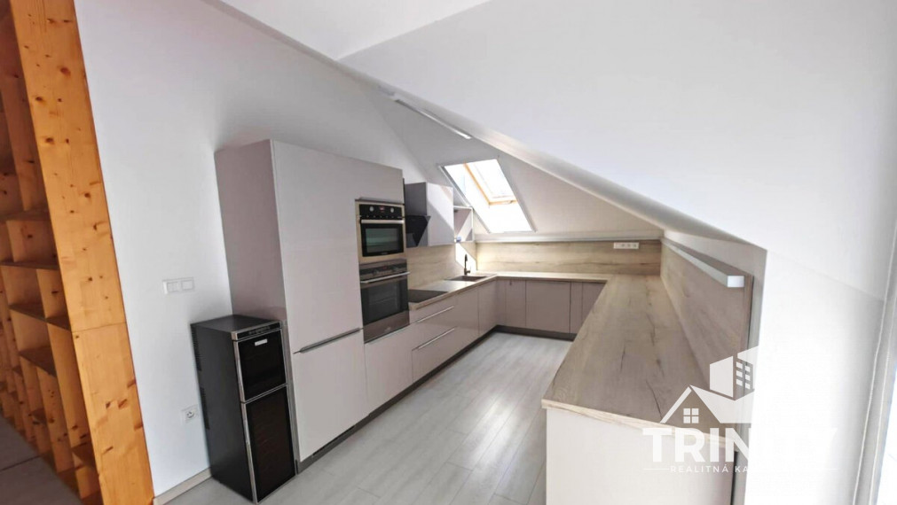 Na prenájom luxusný 3 izbový byt s dvomi balkónmi v centre mesta Nové Zámky